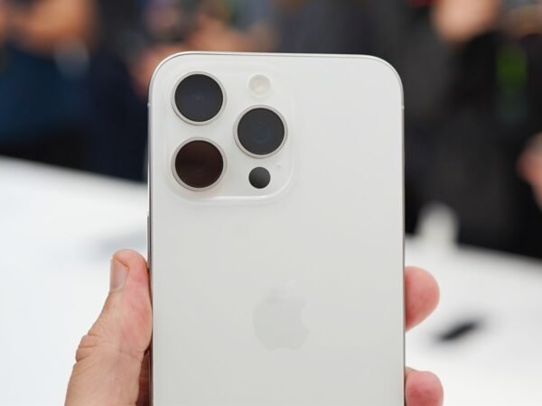 iPhone 15 - Image 2